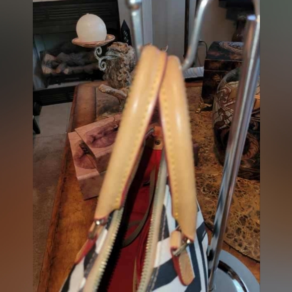 Dooney and Bourke Chevron leather bag - Picture 12 of 16